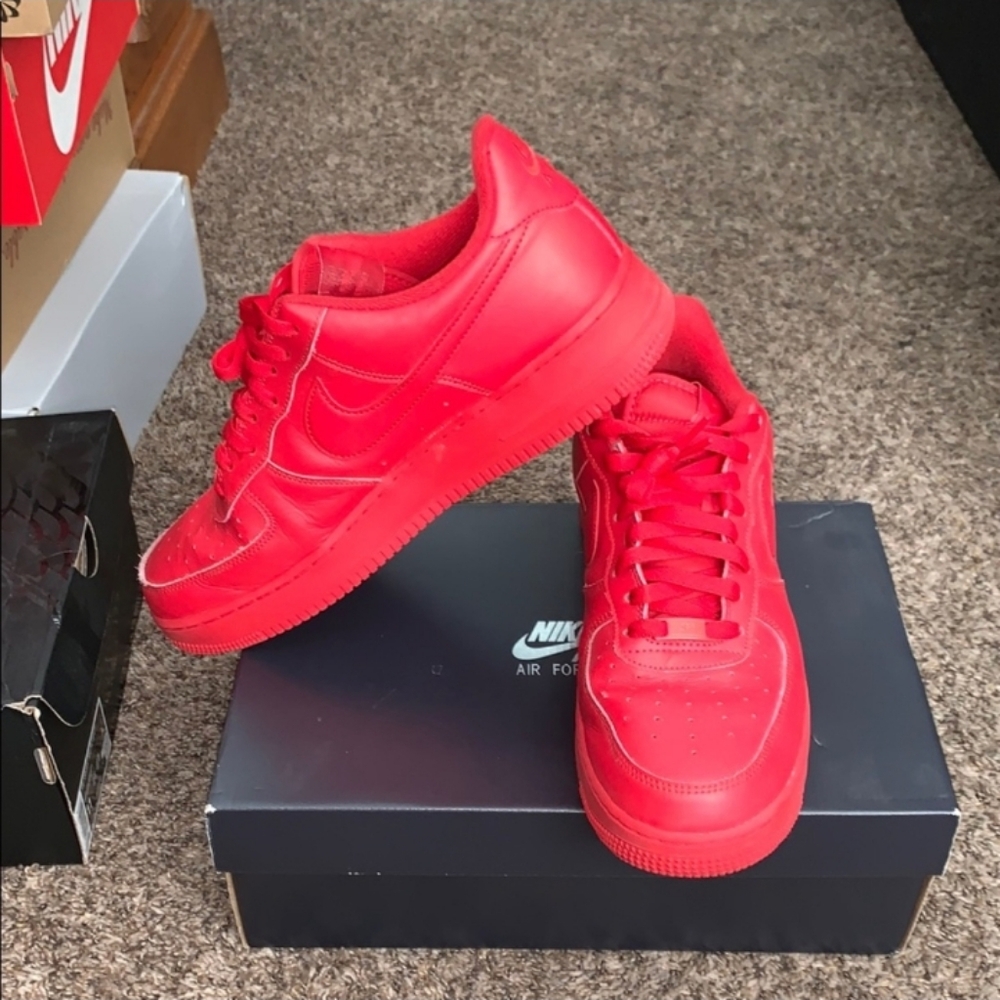 Mens Red NIKE AIR FORCE 1 07' LV81 Sz 11.5!! Very Nice Shoes